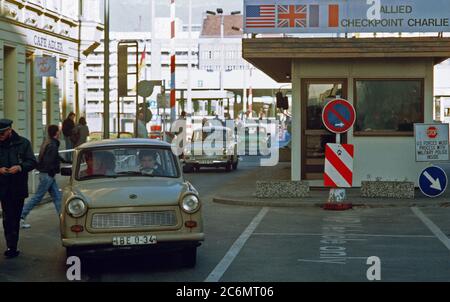 Ostdeutsche fahren ihre Fahrzeuge durch Checkpoint Charlie als Sie entspannt reisen Einschränkungen West Deutschland zu besuchen. Stockfoto