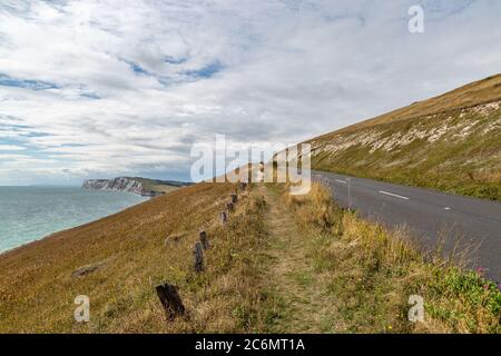 Blick entlang der Military Road auf der Isle of Wight, Richtung Tennyson Down und Freshwater Bay Stockfoto