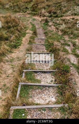 Treppen führen einen Hügel hinunter auf der Isle of Wight Stockfoto