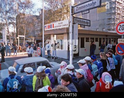 Ostdeutsche fahren ihre Fahrzeuge durch Checkpoint Charlie als Sie entspannt reisen Einschränkungen West Deutschland zu besuchen. Stockfoto