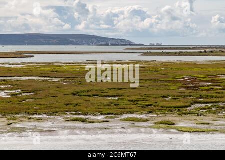 Blick auf die Needles und Hurst Spit von einer Fähre aus Lymington Harbor Stockfoto