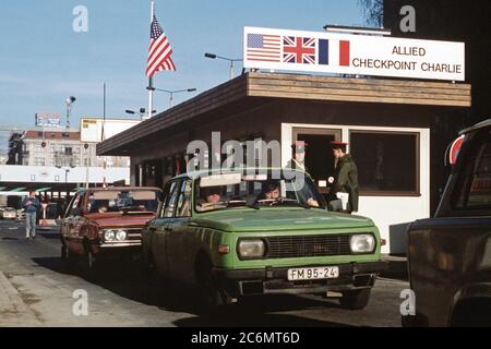 Ostdeutsche fahren ihre Fahrzeuge durch Checkpoint Charlie als Sie entspannt reisen Einschränkungen West Deutschland zu besuchen. Stockfoto