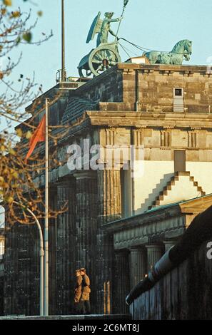 Osten deutsche Polizisten stehen vor dem Brandenburger Tor. Stockfoto