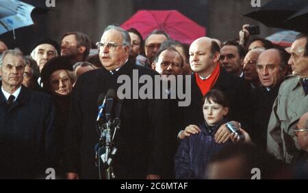 Bundeskanzler Helmut Kohl, DDR-Präsident Hans Modrow, und Westen und Osten Berlins Bürgermeister und Moper Giczy nehmen an der offiziellen Eröffnung des Brandenburger Tor. Stockfoto