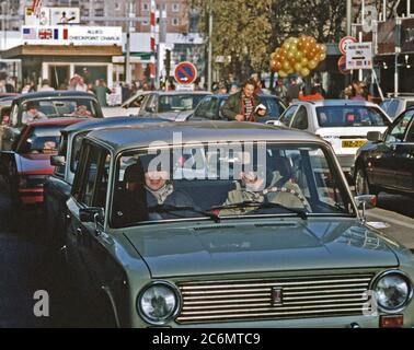 Ostdeutsche fahren ihre Fahrzeuge durch Checkpoint Charlie als Sie entspannt reisen Einschränkungen West Deutschland zu besuchen. Stockfoto