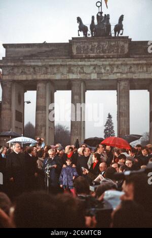 Bundeskanzler Helmut Kohl, DDR-Präsident Hans Modrow, und Westen und Osten Berlins Bürgermeister und Moper Giczy nehmen an der offiziellen Eröffnung des Brandenburger Tor. Stockfoto