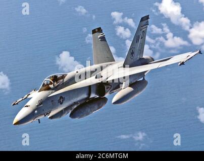 Ein Marine Aviator für vertikale Marine Fighter Attack Squadron 212 (VMFA-212), Piloten seine F/A 18 Hornet über das Südchinesische Meer. Stockfoto