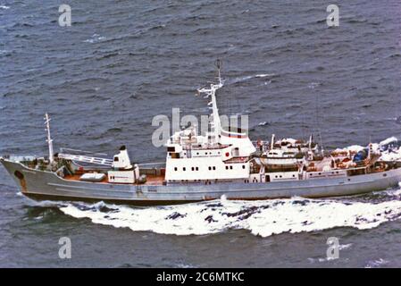 Antenne Anschluss Seitenansicht eines russischen Pazifikflotte Moma Klasse hydrographische Umfrage Schiff. Stockfoto