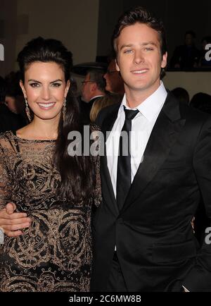 Hollywood, Vereinigte Staaten Von Amerika. Januar 2011. HOLLYWOOD, CA - JANUAR 29: Armie Hammer (R) und Elizabeth Chambers kommen bei den 63. Jährlichen DGA Awards an, die am 29. Januar 2011 im Grand Ballroom im Hollywood & Highland Center in Hollywood, Kalifornien, abgehalten werden.Leute: Armie Hammer (R) und Elizabeth Chambers Credit: Storms Media Group/Alamy Live News Stockfoto