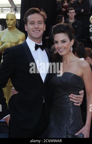 Hollywood, Vereinigte Staaten Von Amerika. Februar 2011. HOLLYWOOD, CA - FEBRUAR 27: Armie Hammer Elizabeth Chambers kommt bei den 83. Jährlichen Academy Awards an, die am 27. Februar 2011 im Kodak Theatre in Hollywood, Kalifornien, abgehalten werden.Leute: Armie Hammer Elizabeth Chambers Credit: Storms Media Group/Alamy Live News Stockfoto