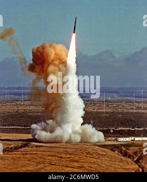 Eine LGM-30B MINUTEMAN I Intercontinental Ballistic Missile ist bei einem Test gestartet. Stockfoto