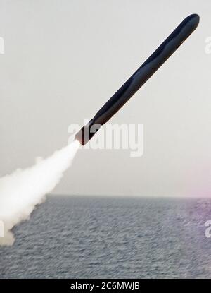 Eine BGM-109 Tomahawk Land Attack missile (TLAM), um die Luft nach gegen einen irakischen Ziel gestartet wird durch das Schlachtschiff USS WISCONSIN (BB-64) während der Operation Desert Storm. Stockfoto