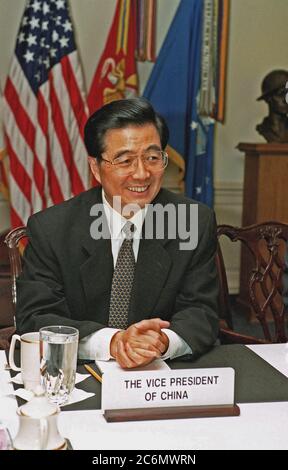 Volksrepublik China Vizepräsident, Hu Jintao, dargestellt während einer Sitzung im Pentagon in Washington, District of Columbia (DC). Stockfoto