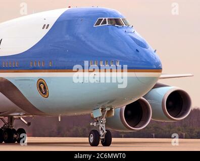 Air Force One (VC-25) kommt beim Andrews AFB, Maryland mit US-Präsident George W. Bush an Bord der Rückkehr von einem Besuch in Peking, China. Stockfoto