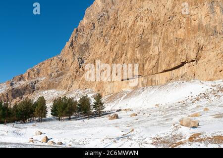 Unvollendete sassanidischen Relief ein Teil von behistan Website. Blick auf riesigen Rahmen im Gestein. Stockfoto