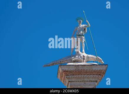 Alte Säule auf dem Markusplatz in Venedig Stockfoto