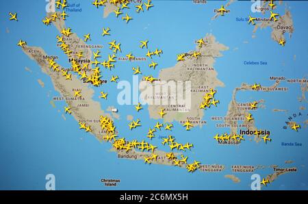 Flugverkehr über Malaysia und Indonesien (11. juli 2020, UTC 07.36) im Internet mit Flightradar 24-Standort, während der Coronavirus-Pandemie-Periode Stockfoto