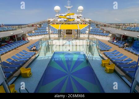 Blick auf das Pooldeck auf einem Kreuzfahrtschiff. Stockfoto