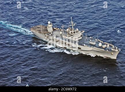 Der US Navy (USN) amphibische Befehl Schiff USS BLUE RIDGE (LCC 19) Transite das Südchinesische Meer, während zwei Monaten regelmäßig geplanten Einsatz. Stockfoto