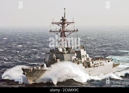 Der US Navy (USN) Arleigh Burke Klasse Lenkwaffen-zerstörer USS HOWARD (DDG83) Stockfoto