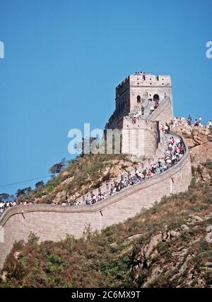 Blick auf einen Teil der Großen Mauer Nordwestlich und nördlich von Peking mit den Wehrturm Positionen und viele Touristen. Der Bau der Mauer begann im 7. Jahrhundert v. Chr. von der erste Kaiser Quin Shui Hunag Di. Es ist 25 Meter hoch und fast 25 Meter dick in den Plätzen, die die ursprüngliche Wand, 1500 Meilen in der Länge, dauerte zehn Jahre abzuschließen. Im Jahre 1368 AD der Ming Dynastie weiter Bau für 200 Jahre und es ist jetzt mehr als 3750 Meilen in der Länge. Genaue Datum schossen Unbekannte Stockfoto