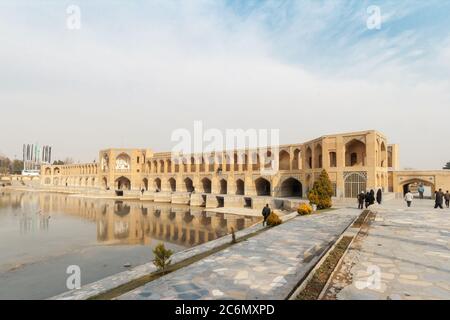 Khaju Brücke, auch Pol-e Khaju, von König Schah Abbas II. Während safawidischen Epoche gebaut. Dient als Brücke und einen Damm sowie (oder ein Wehr) und links Khaju quar Stockfoto