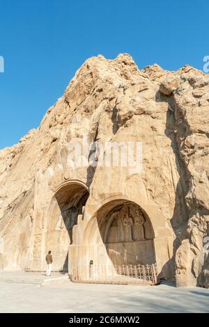 Die in den Fels gehauenen, Ort mit mehreren Reliefs aus der Zeit der Sassanidenreich in Persien. Winter, kurz nach Sonnenaufgang. Stockfoto