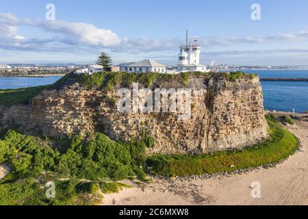 Nobbys Lighthouse - an der Mündung des Hunter River gelegen - ist dieser Leuchtturm eines der berühmtesten Wahrzeichen Newcastles. Stockfoto