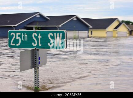 Zehn Fuß Wasser Flut fast 20 Prozent der Nachbarschaft in der ganzen Stadt von Minot, N.D., mehr als 4.000 Häuser vom Hochwasser überflutet, Juni 25. Mit dem Souris River Crest, Stadt offizielle Jagt eine Recovery Strategie, die hoffen, den hohen Wasser verhindert den Verlust von Tausenden von Häusern bereits durch Hochwasser beschädigt zu ertragen zu implementieren erwartet. Bei acht Meter über größeren Überschwemmung, das Wasser scheint sich zu stabilisieren. Stockfoto