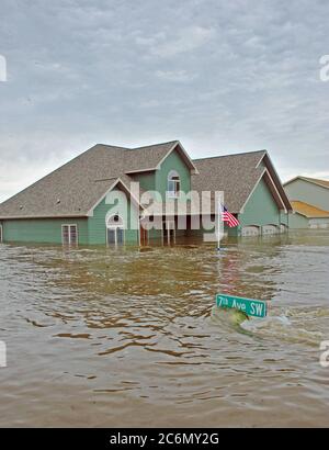 Zehn Fuß Wasser Flut fast 20 Prozent der Nachbarschaft in der ganzen Stadt von Minot, N.D., mehr als 4.000 Häuser vom Hochwasser überflutet, Juni 25. Mit dem Souris River Crest, Stadt offizielle Jagt eine Recovery Strategie, die hoffen, den hohen Wasser verhindert den Verlust von Tausenden von Häusern bereits durch Hochwasser beschädigt zu ertragen zu implementieren erwartet. Bei acht Meter über größeren Überschwemmung, das Wasser scheint sich zu stabilisieren. Stockfoto