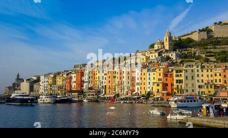 Blick auf den Hafen von Porto Venere, kleines Dorf von Ligure in der Nähe von La Spezia und Cinque Terre. Italien. Stockfoto