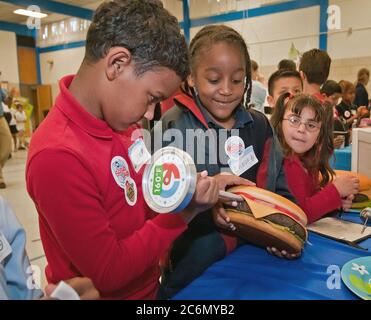 Chaz Clark (links), Isiah Barr (Mitte) und Nancy Teo Quintana Studenten aus der ersten Frau Lindsay Gormus der Klasse bei Maryland Stadt Volksschule in Laurel, Maryland, lernen Sie die richtige Temperatur Hamburger in der USDA zu kochen, Food Safety Inspection Service, Lebensmittelsicherheit Ausbildung Lager bei Maryland Stadt Elementare, Do, 5. Mai 2011 statt. Stockfoto