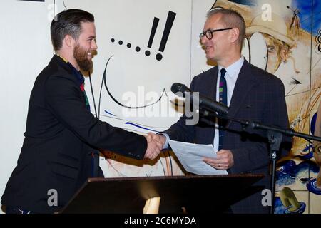 Der Direktor der Kunstgalerie von NSW, Dr. Michael Brand, schüttelt die Hände mit dem Gewinner von 2014 James Drinkwater und überreicht ihm einen Scheck über 25,000 Dollar. Er Stockfoto