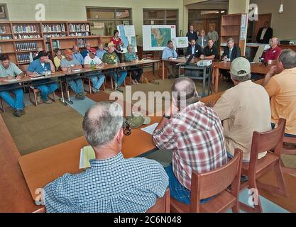 Landwirtschaftsminister Tom Vilsack statt ein Town Hall Meeting an der Glenwood Community High School in Glenwood, Iowa Do, 16. Juni 2011. Landwirte, lokale und regionale Medien gehört und fragte Sekretär Vilsack auf die Ursache der Hochwasser entlang des Missouri River, Iowa und Nebraska. Sekretär Vilsack angeboten Beratung und Unterstützung durch das Landwirtschaftsministerium der Vereinigten Staaten von Amerika und anderen Stellen des Bundes zur Verfügung. Stockfoto