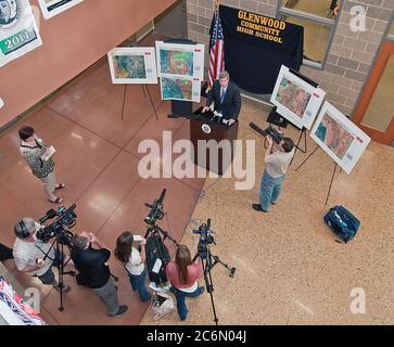 Landwirtschaftsminister Tom Vilsack statt ein Town Hall Meeting an der Glenwood Community High School in Glenwood, Iowa Do, 16. Juni 2011. Landwirte, lokale und regionale Medien gehört und fragte Sekretär Vilsack auf die Ursache der Hochwasser entlang des Missouri River, Iowa und Nebraska. Sekretär Vilsack angeboten Beratung und Unterstützung durch das Landwirtschaftsministerium der Vereinigten Staaten von Amerika und anderen Stellen des Bundes zur Verfügung. Stockfoto