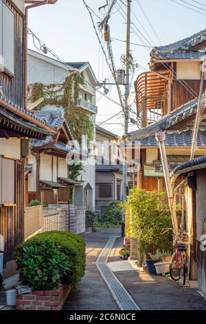 Machiya traditionelle Holzhäuser in engen Hinterstraßen in der alten Nachbarschaft von Kyoto, Japan Stockfoto