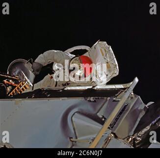 Astronauten Russell L. Schweickart, Lunar Module Pilot, wird vom Steuermodul (CM) Gumdrop während seiner Extra Vehicular Activity (EVA) am vierten Tag des Apollo 9 Mission fotografiert. Stockfoto