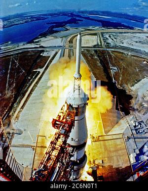 Die riesige, 363-Fuß hoch Apollo 11 (Spacecraft 107 Lunar Modul 5 Saturn 506) Raum Fahrzeug von Pad ein Stockfoto