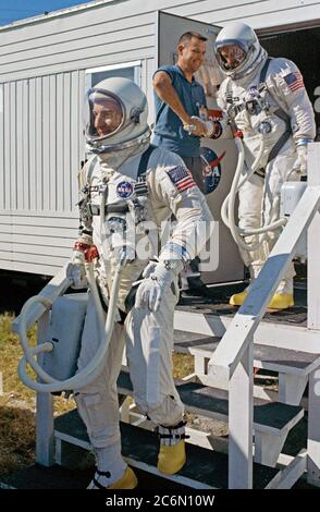 Prime Crew für das Gemini-12 Raumfahrt, Astronauten James A. Lovell jr., (führenden), Befehl Pilot, und Edwin E. Aldrin Jr., Pilot, lassen die passende Anhänger Stockfoto