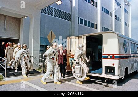 Die Apollo 10 Crew verlässt das Kennedy Space Center bemannte Raumfahrzeuge Operationen Gebäude während der Apollo 10 prelaunch Countdown Stockfoto