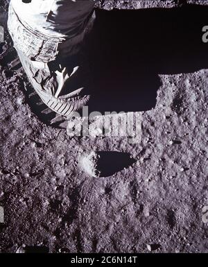 Eine Nahaufnahme der Astronaut Boot- und bootprint im Mondboden, mit einem 70 mm Mondoberfläche Kamera fotografiert während der Apollo 11 Lunar Surface Extra Vehicular Activity (EVA). Stockfoto