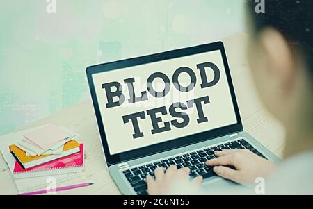 Schreibnotiz mit Blutprobe. Geschäftskonzept für die extrahierte Blutprobe aus einem Organismus, um eine Laboranalyse durchzuführen moderne Gadgets weiß SCR Stockfoto