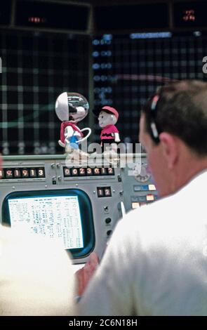 Repliken von Snoopy und Charlie Brown, die zwei Zeichen aus syndizierten Charles Schulz's Comic, Erdnüsse, oben auf einer Konsole in der Mission Operations Control Zimmer dekorieren Stockfoto