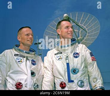 (11 März 1966) --- Astronauten Neil A Armstrong (links), Befehl Pilot, und David R. Scott, Pilot, der Gemini-8 prime Crew Stockfoto