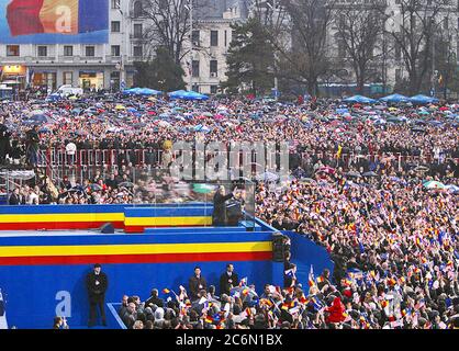 Mit dem rumänischen Präsident Iliescu, Präsident George W. Bush Wellen zu Tausenden von Rumänen Samstag, November 23, 2002 auf dem Platz der Revolution in Bukarest, Rumänien. Stockfoto