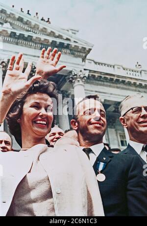 (8. Mai 1961) - - - Astronaut Alan B. Shepard, Jr. (Mitte), zusammen mit Frau Louise, Wellen zu einem Publikum ausserhalb der USA Capitol Building. Mercury-Redstone 3 Astronaut Stockfoto