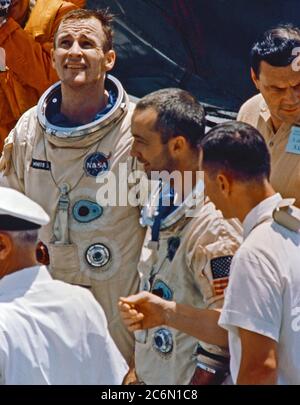 Astronauten James A. McDivitt (links), Gemini-Titan 4 Befehl Pilot; und Edward H. Weiß II, Pilot, werden gesehen, im Gespräch mit Personal auf dem Bergungsschiff USS Wasp. Stockfoto