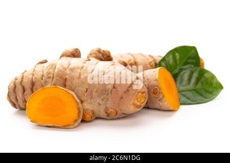 Nahaufnahme Kurkuma, Curcuma longa Linn, Rhizom isoliert auf weißem Hintergrund. Stockfoto