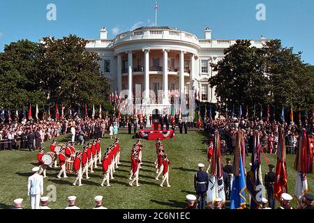 Präsident George W. Bush und Mexikos Präsident Vicente Fox an der Musikalischen Truppe in Review (Armee der Fife und Drum Corps) während der Begrüßungszeremonie Mittwoch, Sept. 5, 2001, auf der South Lawn des Weißen Hauses. Stockfoto