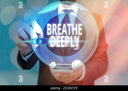 Text in Wort schreiben atmen tief. Business Foto präsentiert, um eine Menge Luft in die Lunge zu nehmen inhaleexhale Fully Graphics Vorhängeschloss für Web-Daten infor Stockfoto